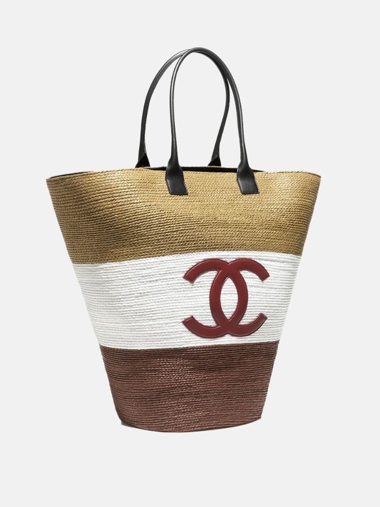 Maxi tote, Chanel, ₹8,05,900