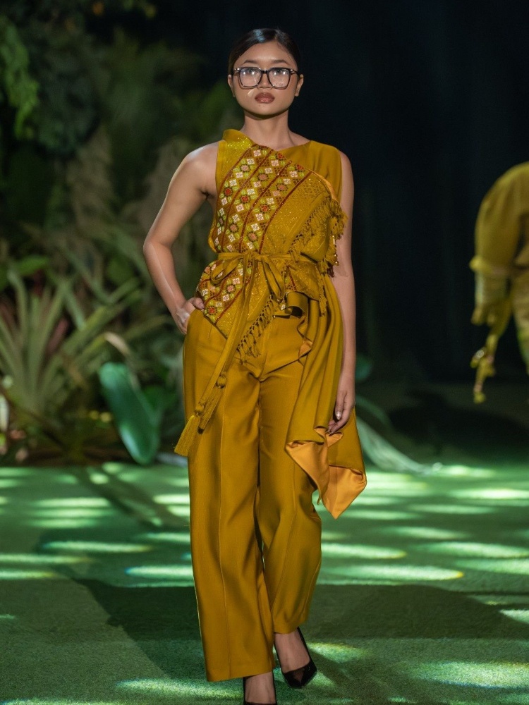 Looks by Escape Engmoia