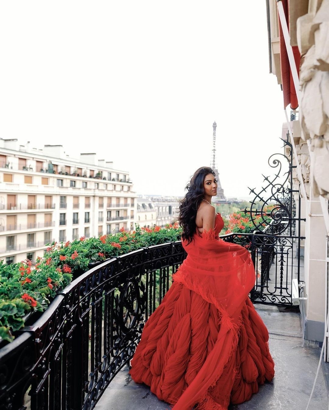 A Shantnu Nikhil bride wearing a red tulle neolehenga