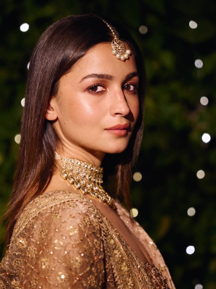 Alia Bhatt in Birdhichand Ghanshyamdas jewellery