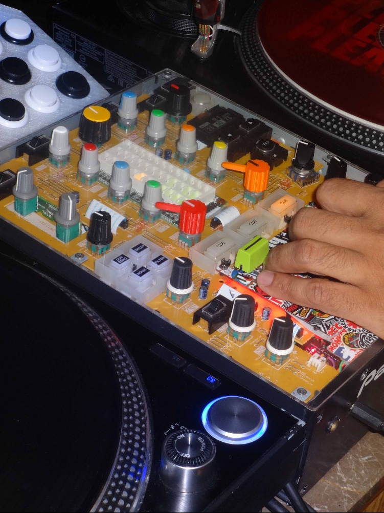 DJ Navendu console