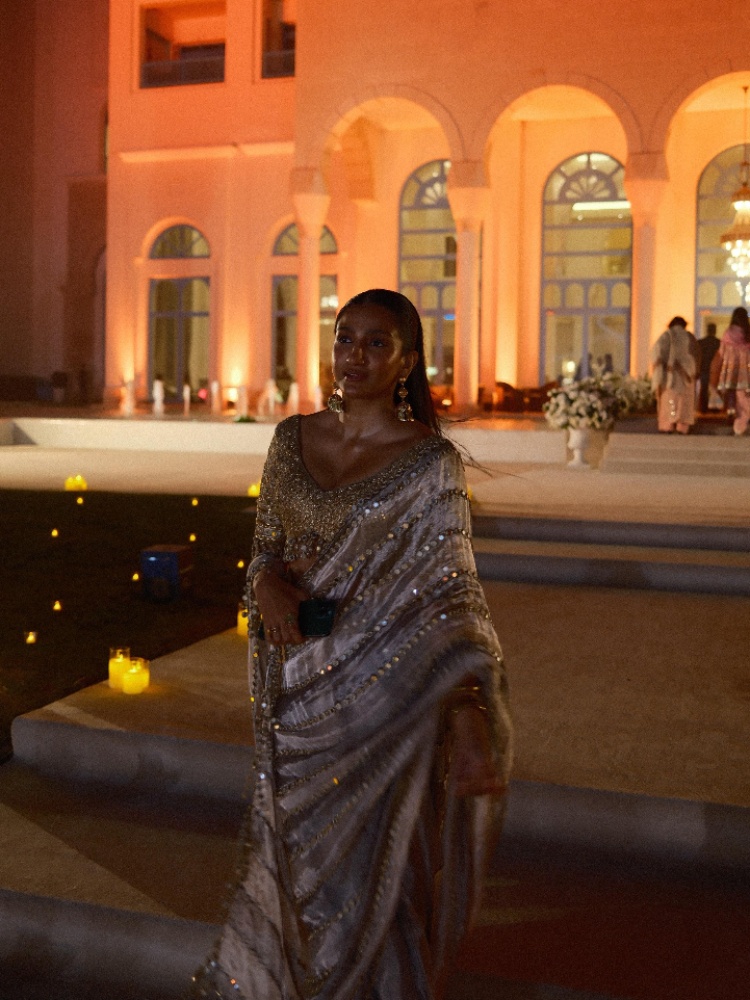 Aaliya Amrin wearing an Itrh sari and Valliyan jewellery to a wedding