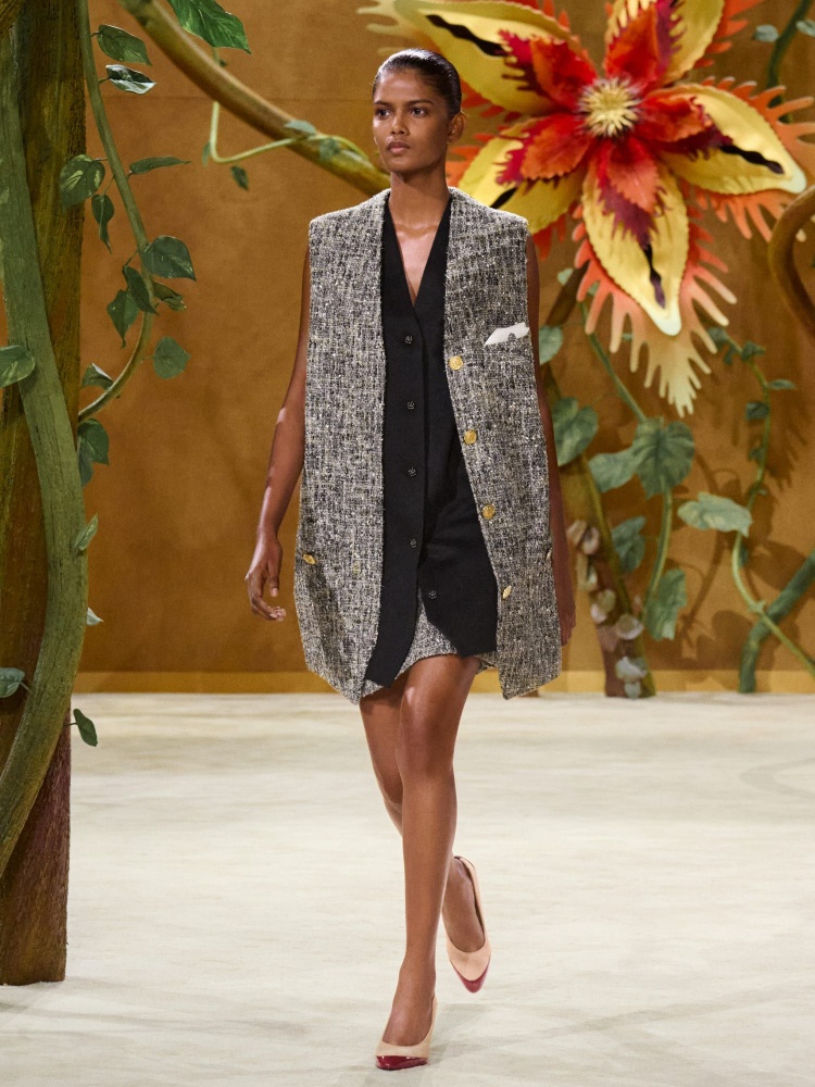 indian mdoel Bhoomika Yadav on the Chanel haute couture runway