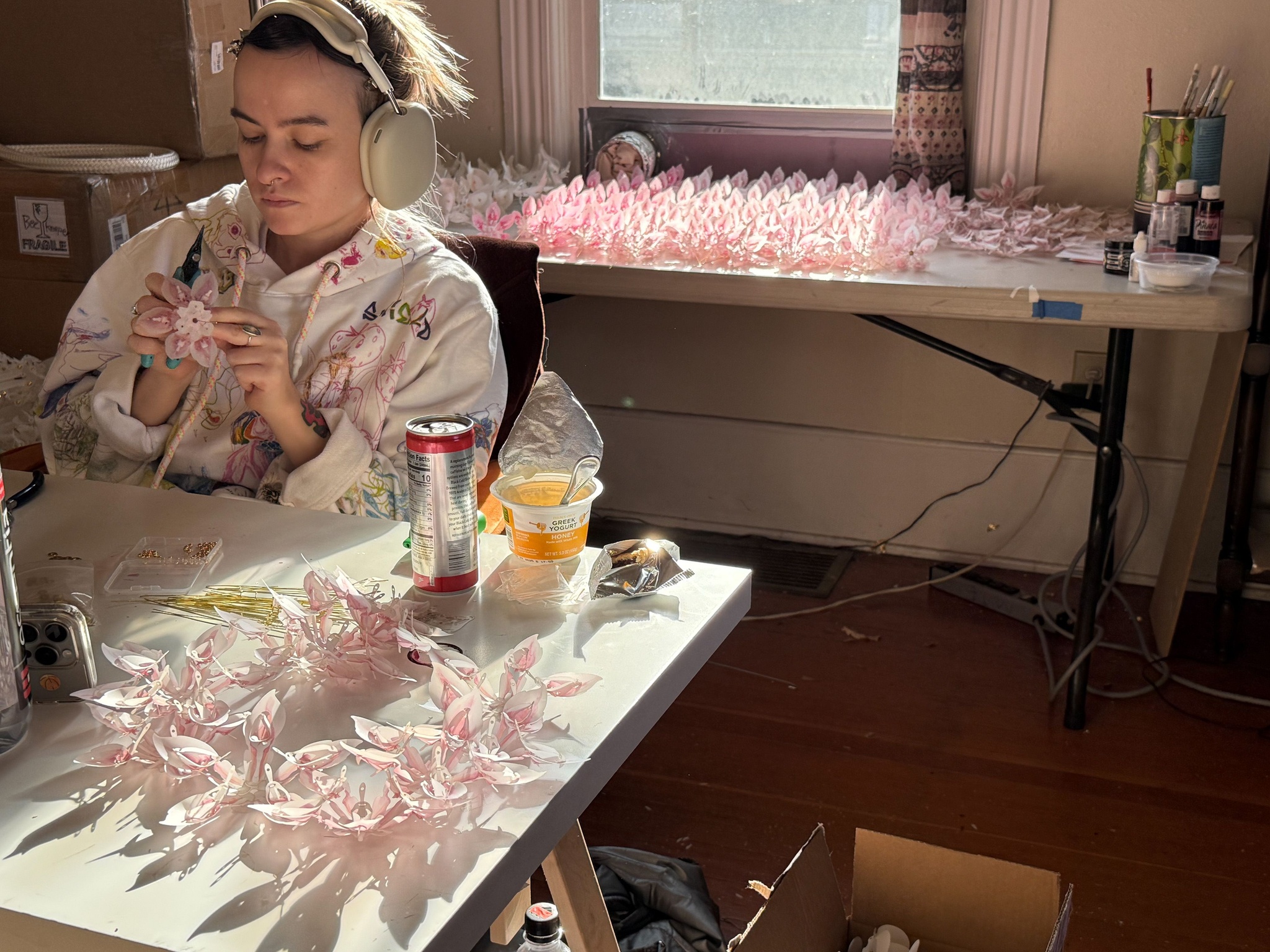 Casey Curran's assistant Drea Harper assembling flowers, The Nod Mag