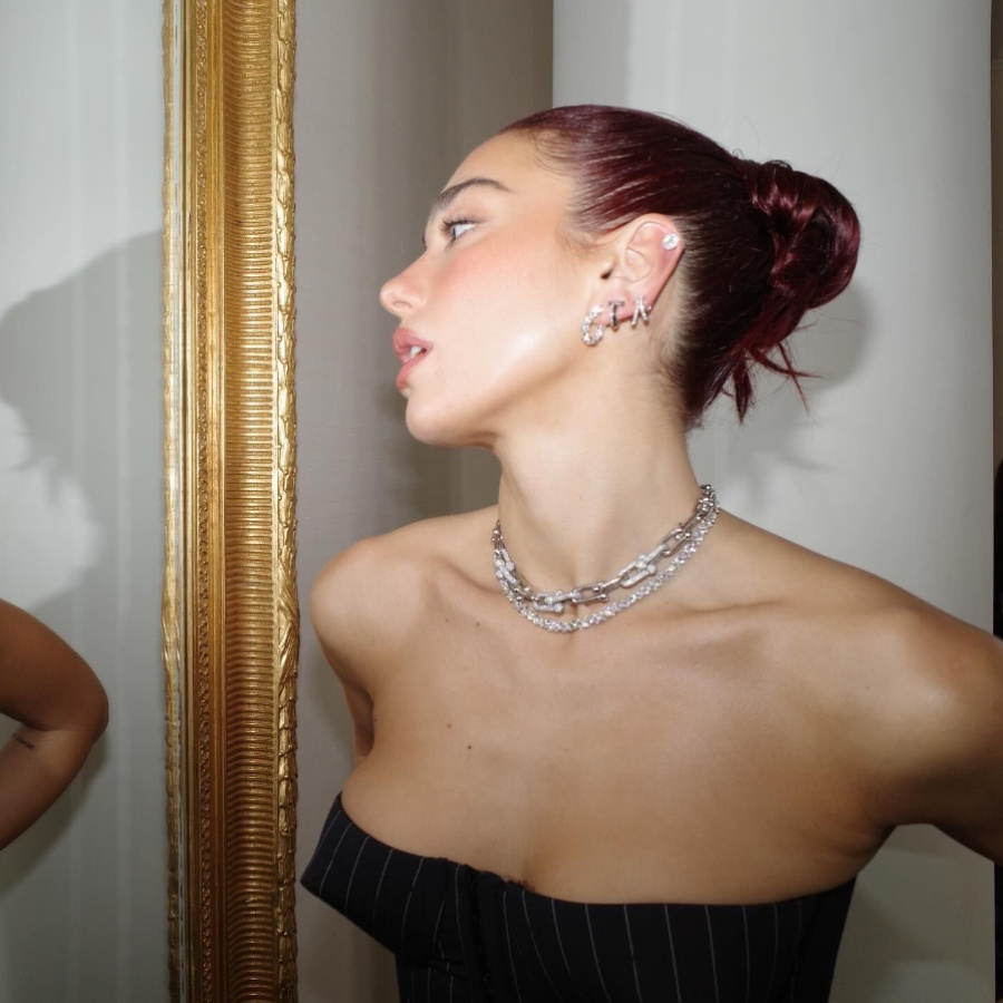 British singer Dua Lip wearing a Tiffany HardWear necklace with diamonds