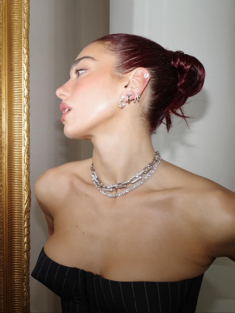 British singer Dua Lip wearing a Tiffany HardWear necklace with diamonds