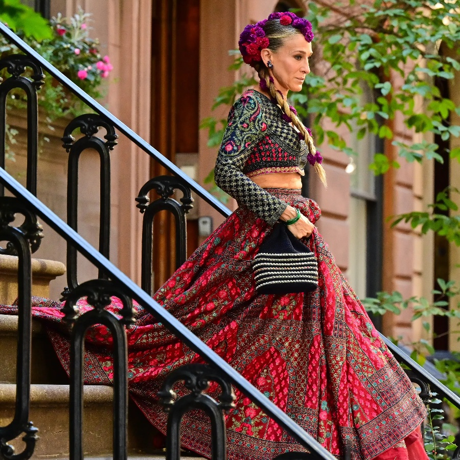 Carrie Bradshaw played by Sarah Jessica Parker wearing the "Lekha" lehenga by Falguni Shane Peacock