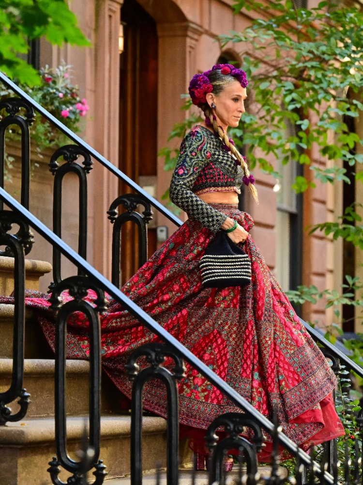 Carrie Bradshaw played by Sarah Jessica Parker wearing the "Lekha" lehenga by Falguni Shane Peacock