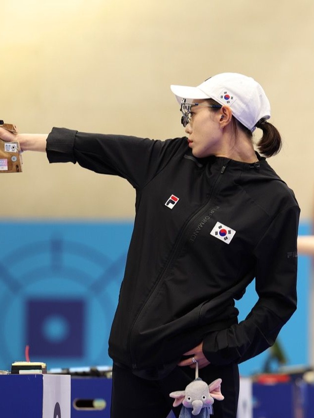 South Korean Olympic shooter Kim Ye-ji with an elephant plushie charm