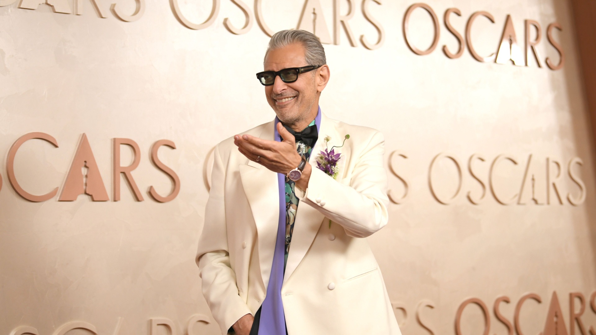 Wicked actor Jeff Goldblum at the 2025 Oscars wearing Prada and a lilac Égérie Moon Phase watch by Vacheron Constantin