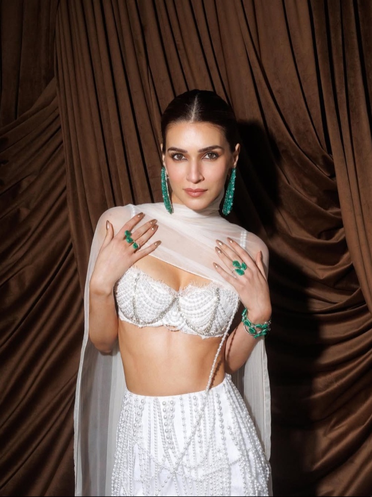 Kriti Sanon wearing Manish Malhotra fine jewellery