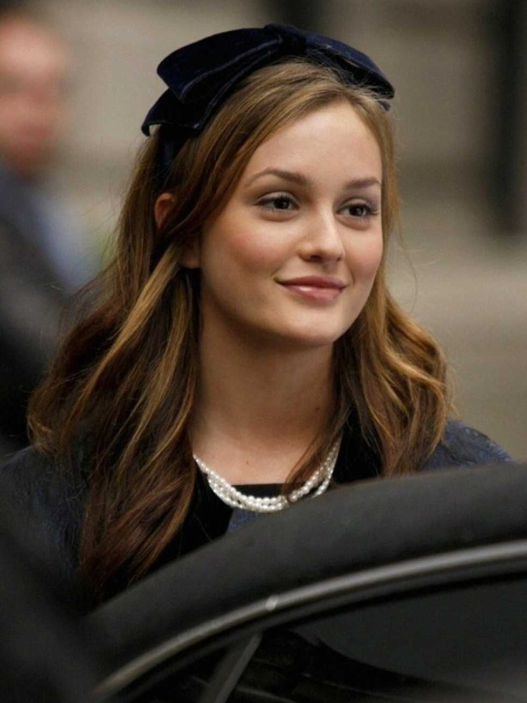 Leighton Meester as Blair Waldorf in Gossip Girl wearing a velvet bow headband