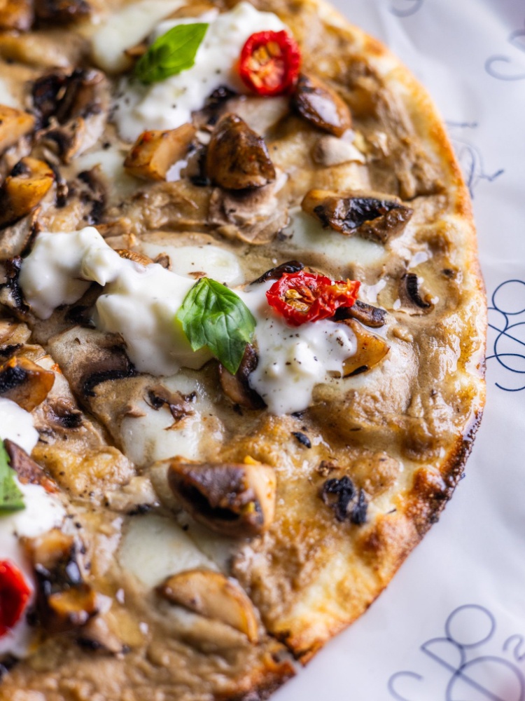 Mushroom & straciatella wafer thin pizette