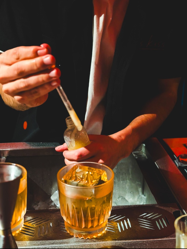Repertoire of over 100 cocktails