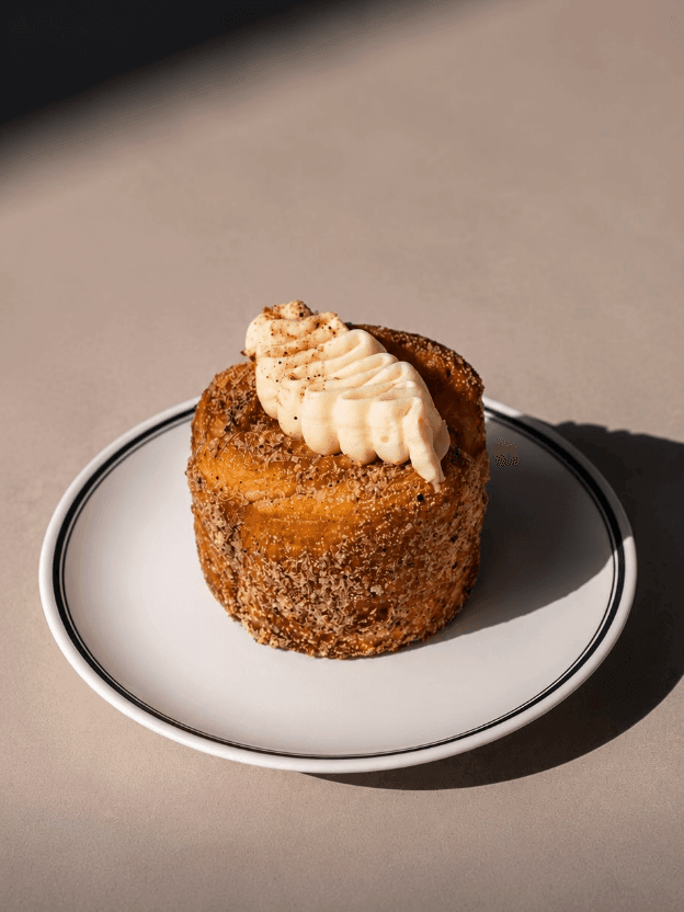 Cruffin with cinnamon and sugar