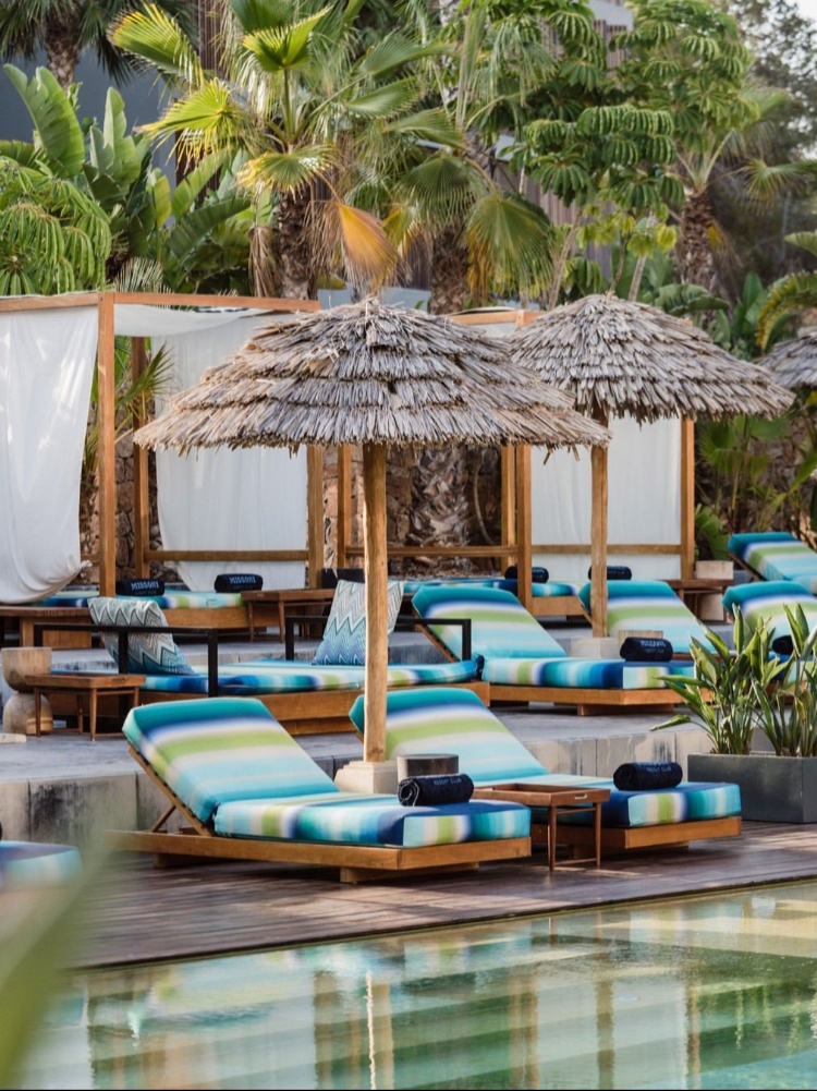 Missoni‘s knit style patterns decorate the poolside
