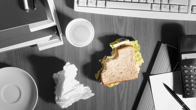 A representational image for how desk lunches may be aging people